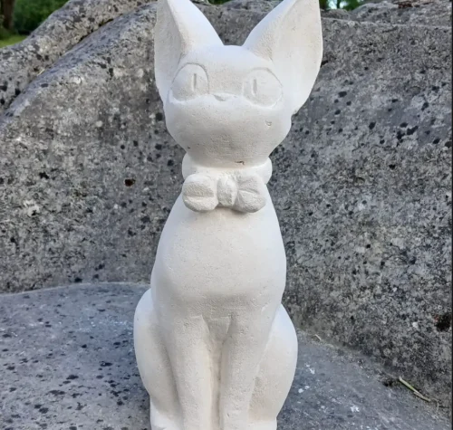 Sculpture en pierre représentant un chat élégant portant un nœud papillon, réalisée par les élèves des Ateliers Raphaëlle à Bassens (33530)