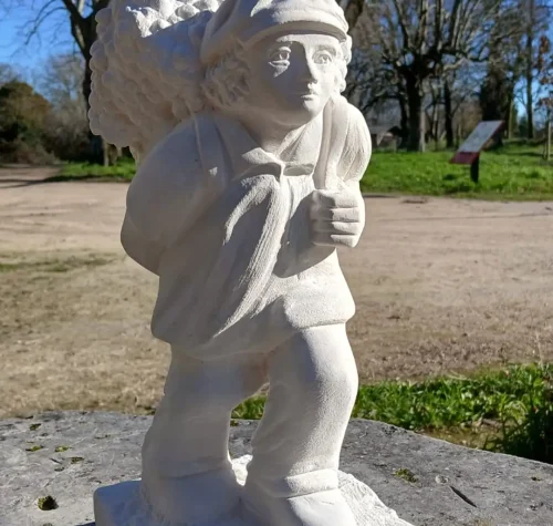 Sculpture en pierre représentant un vigneron portant une hotte de raisins sur le dos, réalisée par les élèves des Ateliers Raphaëlle à Bassens (33530)